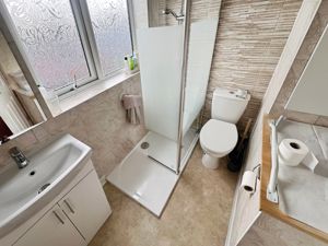 Shower room- click for photo gallery